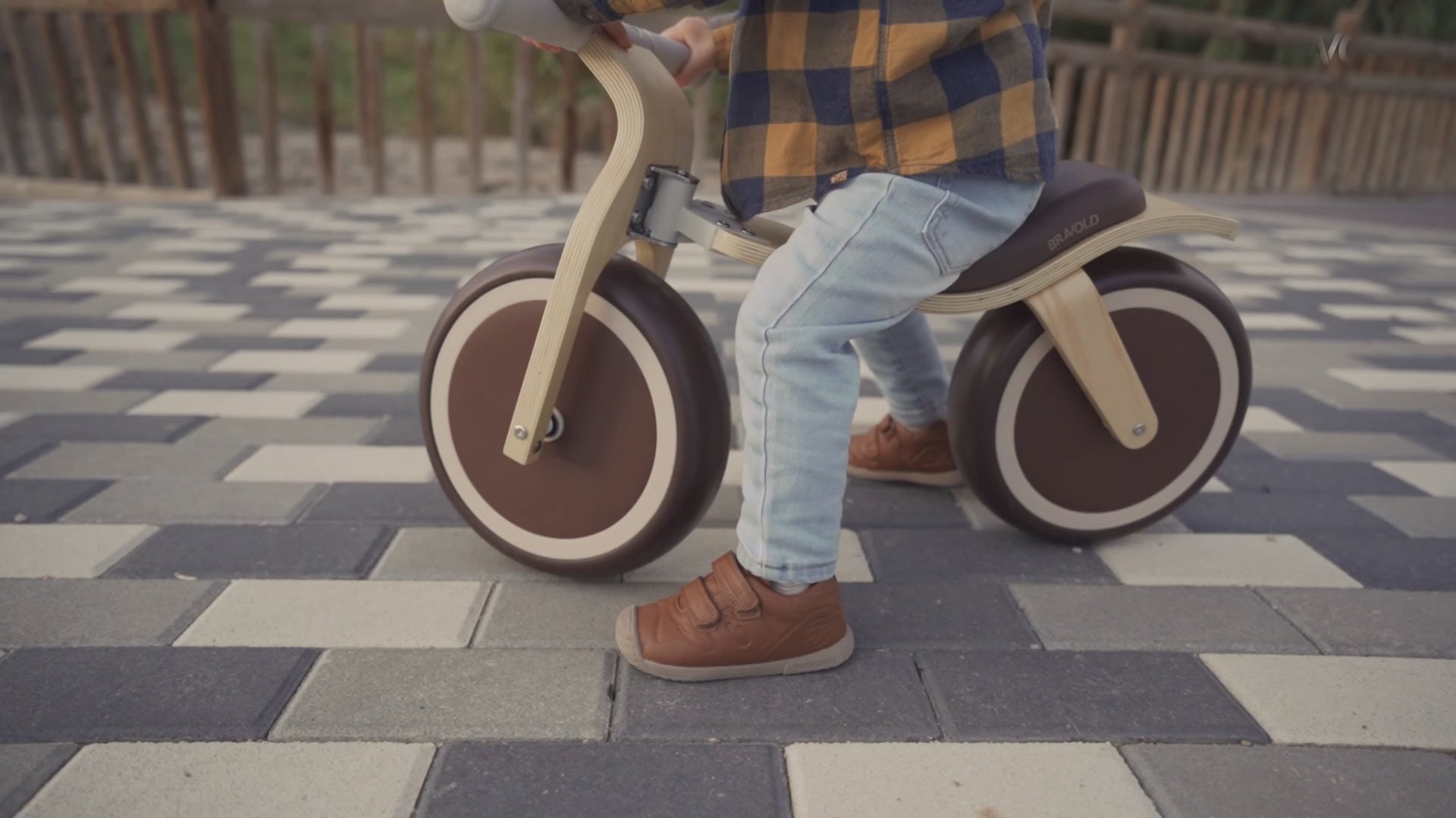 Cargar video: Video de reposapies sWandoo